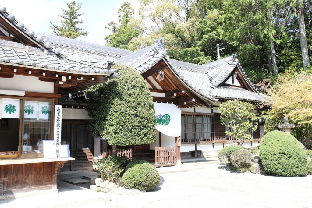 川西市の多田神社