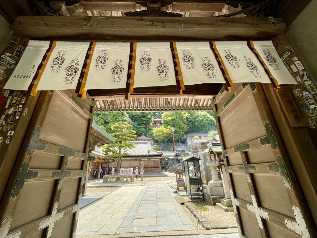 生駒市の宝山寺境内