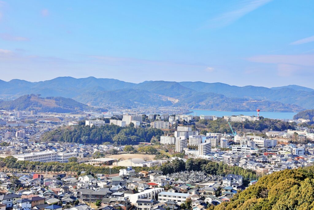諫早市の市街地と山々