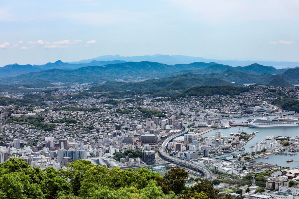 佐世保市の佐世保港と