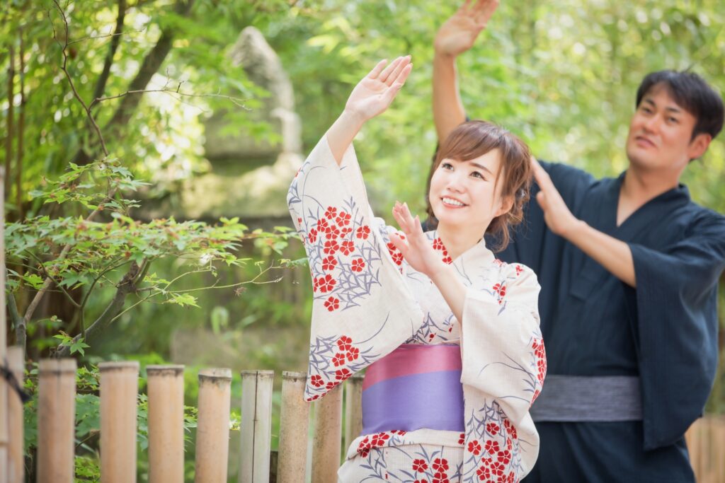 神奈川県秦野市の踊る男女