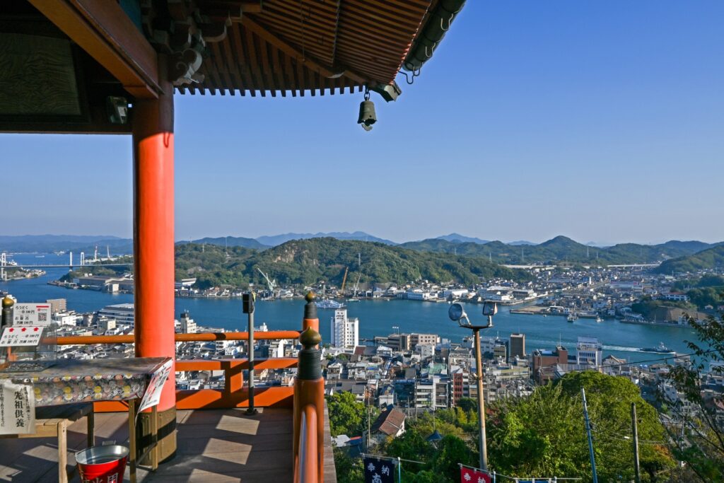 尾道市の千光寺本堂と尾道の街並み