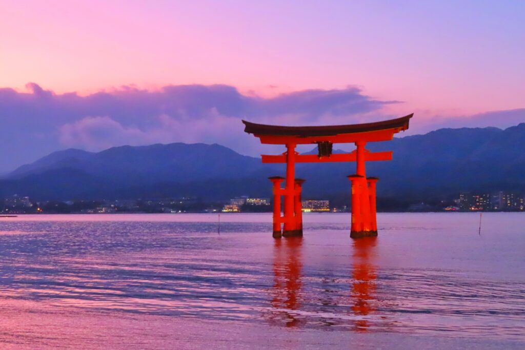 広島市佐伯区の夕暮れの宮島