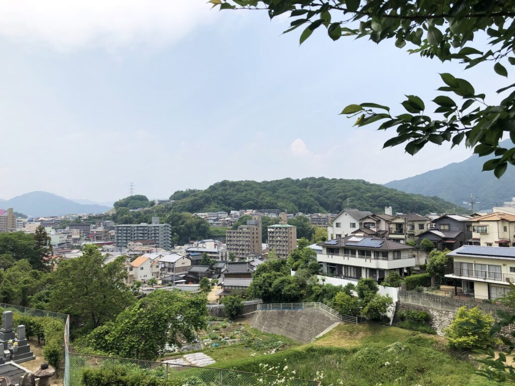 安佐北区の街並み 広島市安佐北区の山並みと町並み