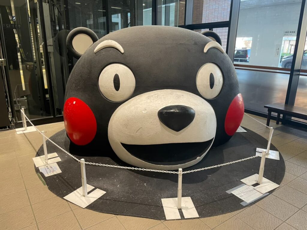 熊本駅にあるくまもんのオブジェの写真