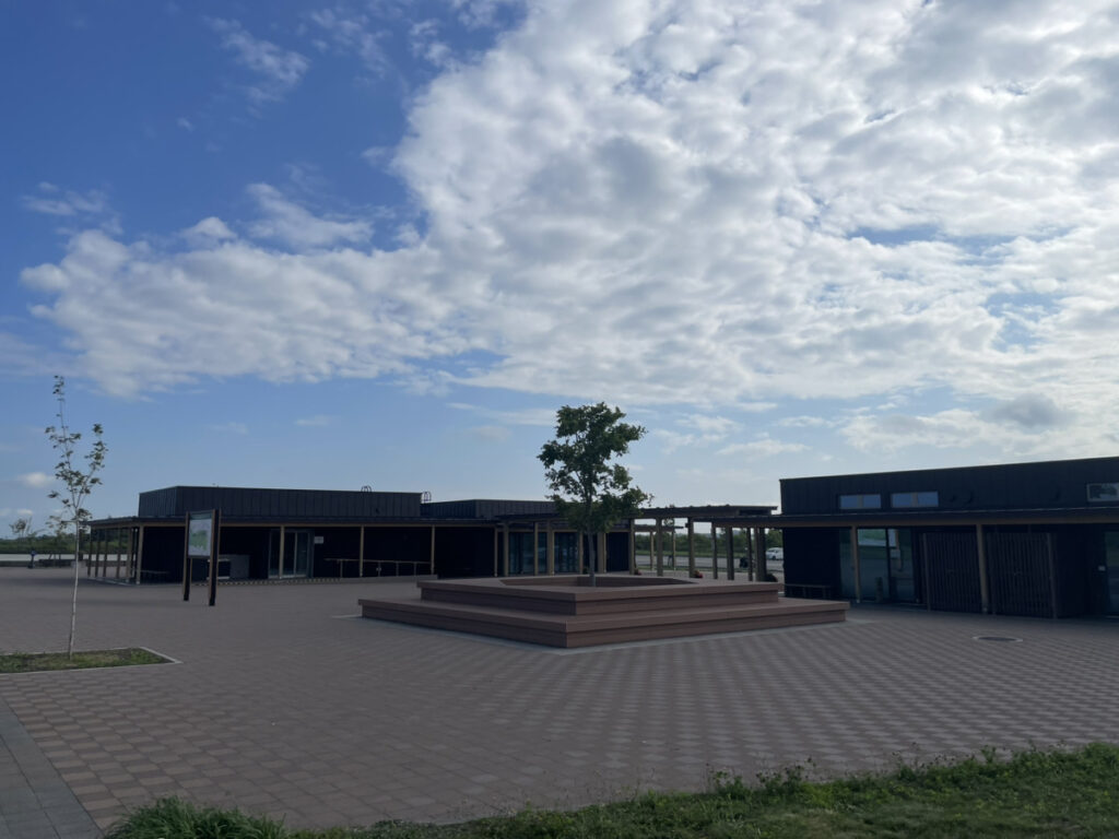 厚別山本公園のパークセンターと中央エントランス広場
