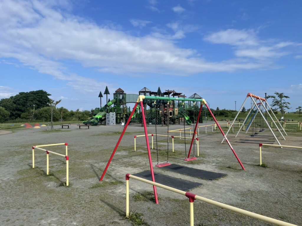 厚別山本公園の大型複合遊具と滑り台