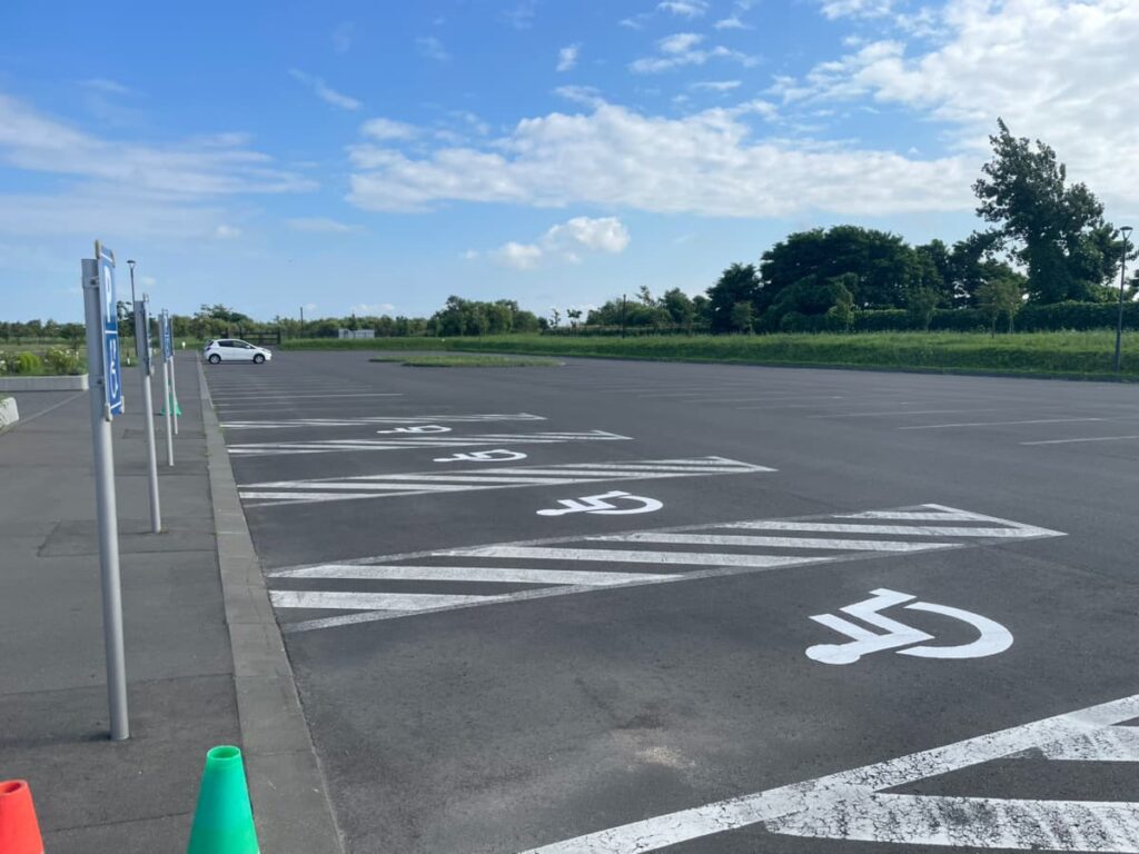 厚別山本公園中央駐車場の身障者用駐車スペース