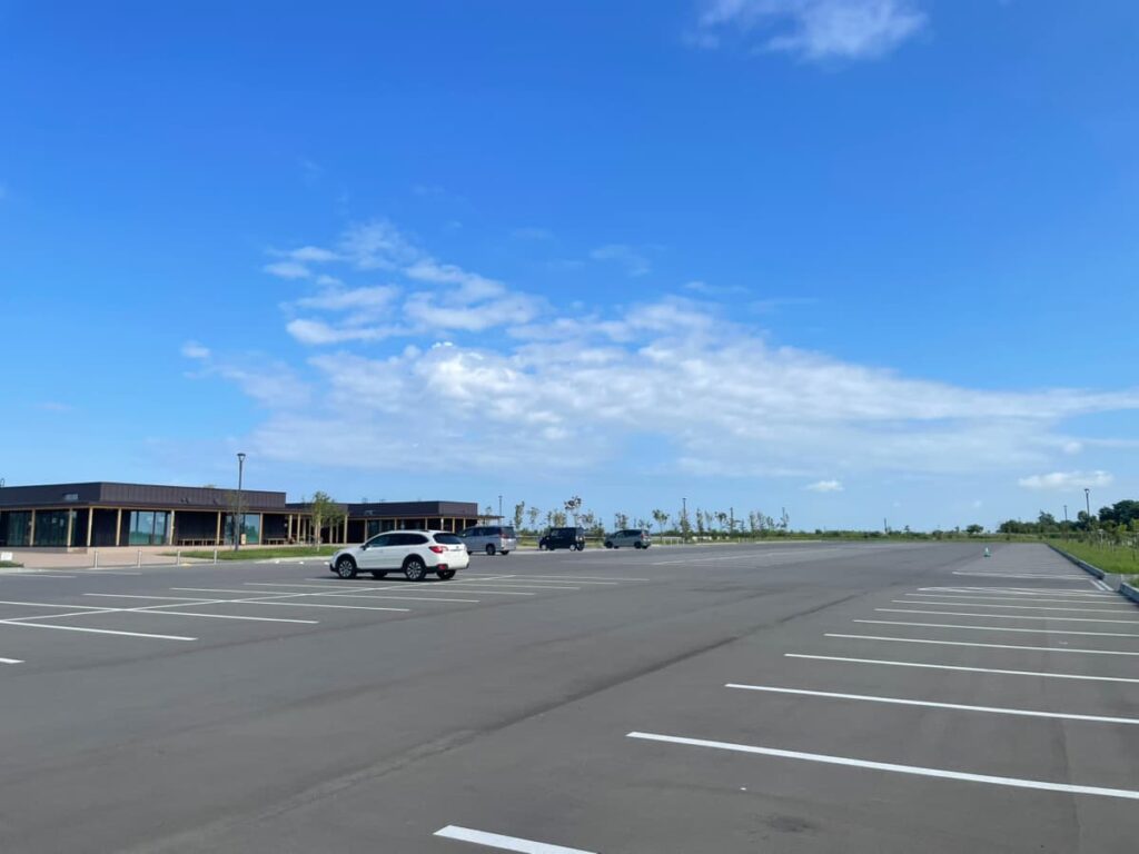 厚別山本公園の広い中央駐車場