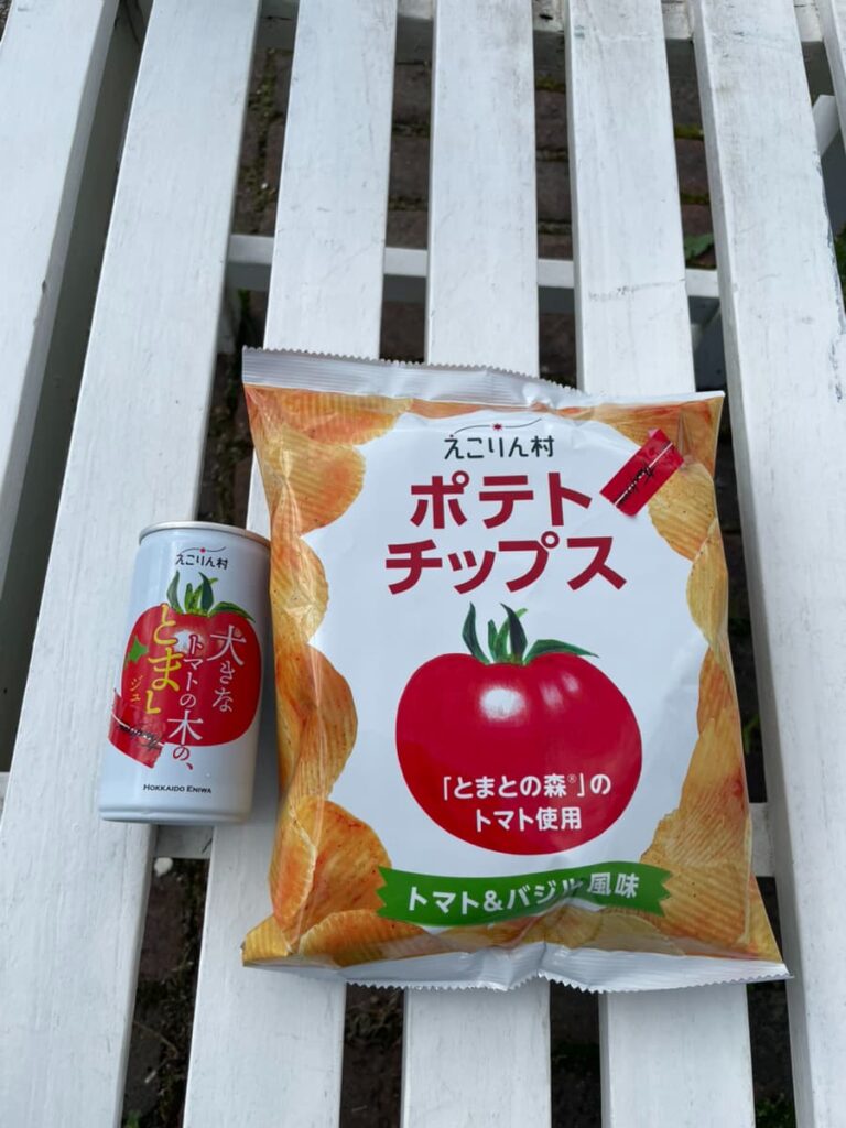 えこりん村で購入したトマトジュースとポテトチップス