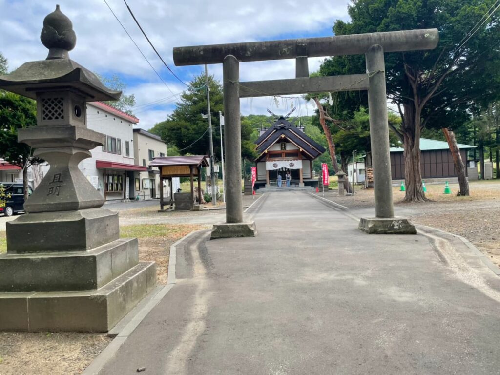 石山神社の鳥居と社殿