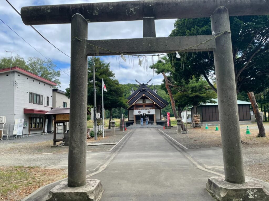 鳥居越しに見える札幌市南区の石山神社