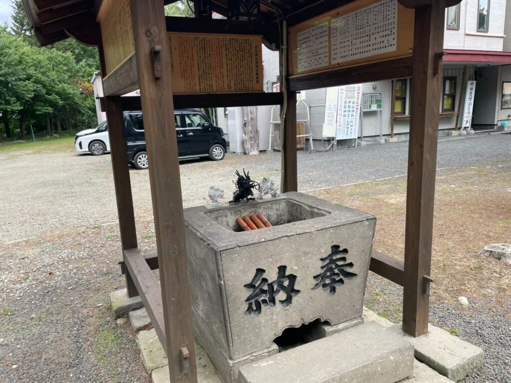石山神社境内の手水舎