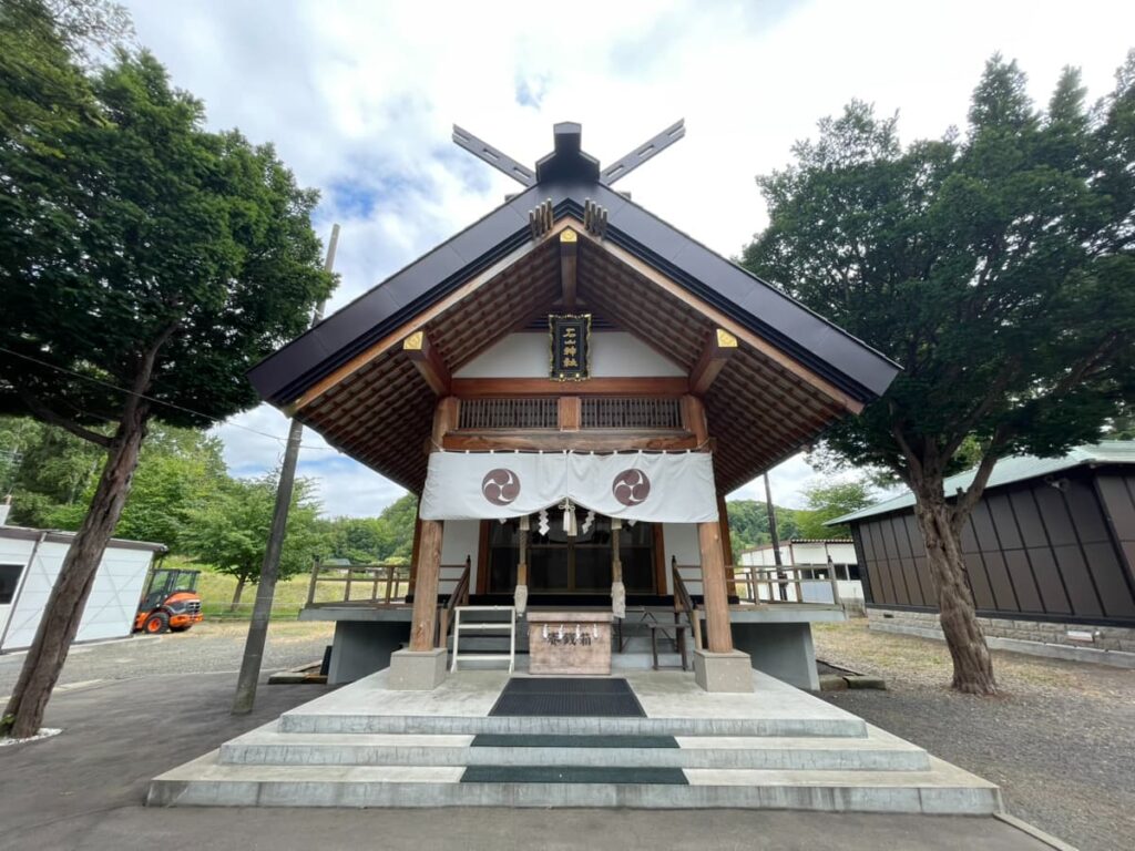 正面から見た石山神社の社殿