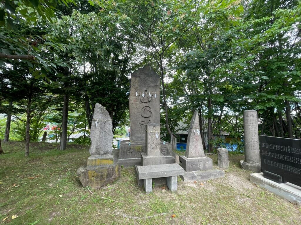 石山神社境内に並ぶ石碑