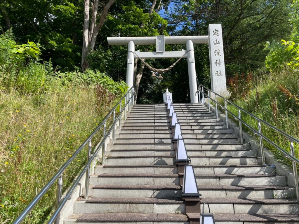 定山渓神社の白い鳥居と階段