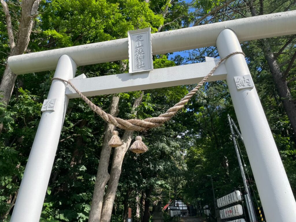 定山渓神社の白い鳥居と階段