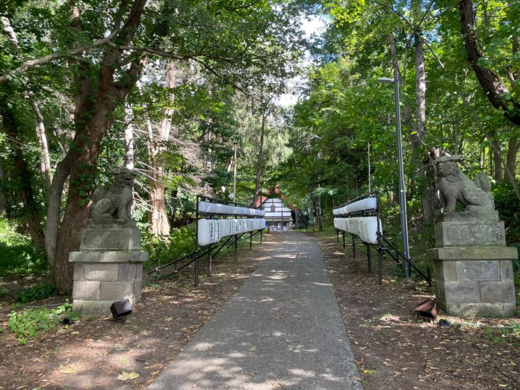 提灯が並ぶ定山渓神社の参道
