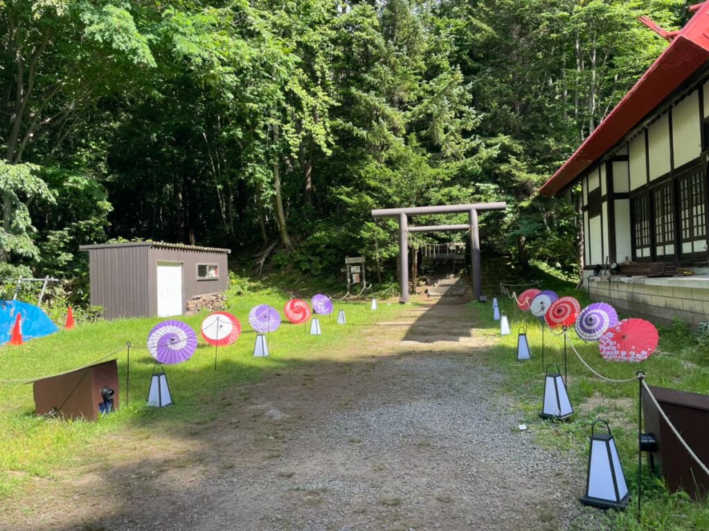 定山渓神社境内に並ぶ和傘と灯籠
