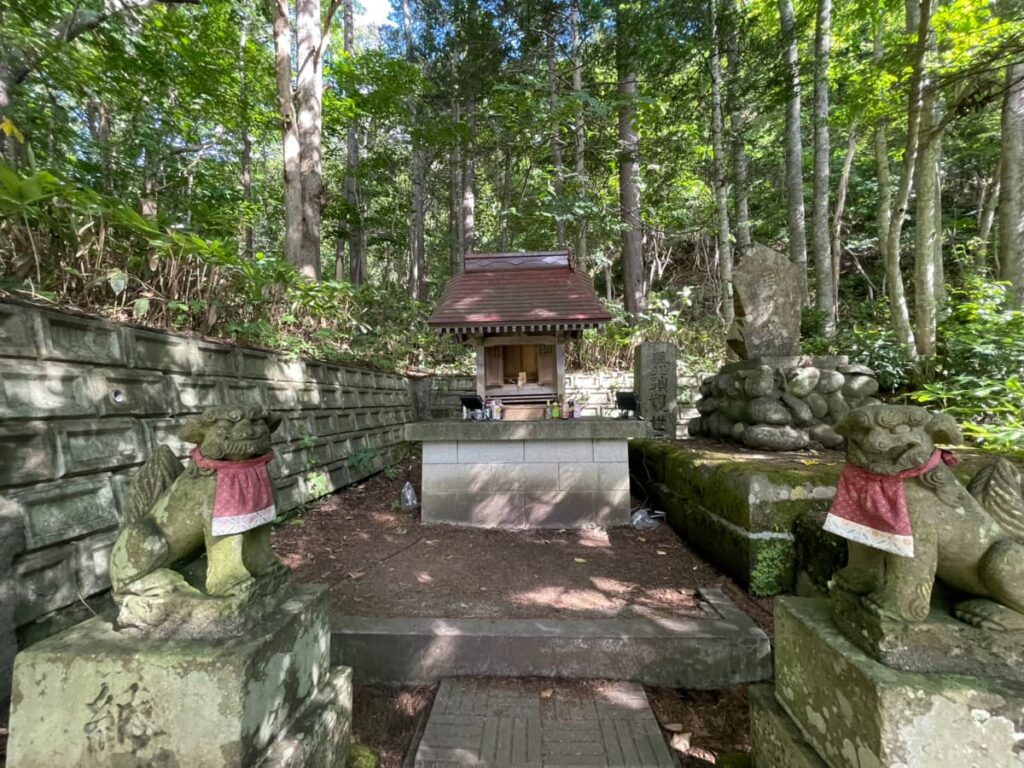 定山渓神社境内奥の小さな社と狛犬
