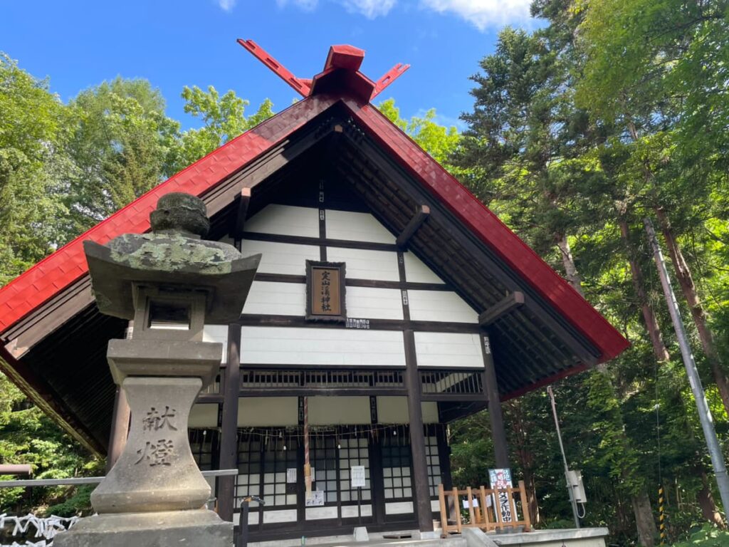 森に囲まれた定山渓神社の社殿