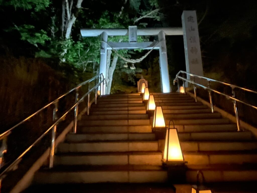 行灯が並ぶ階段と鳥居
