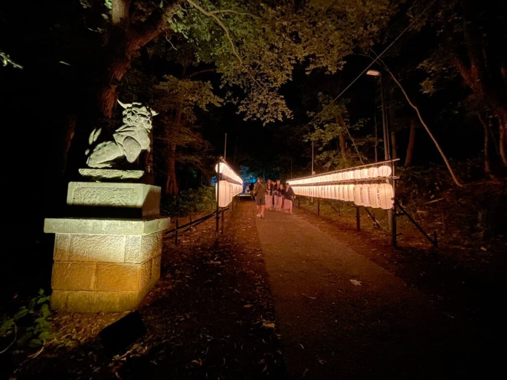ライトアップされた定山渓神社の狛犬