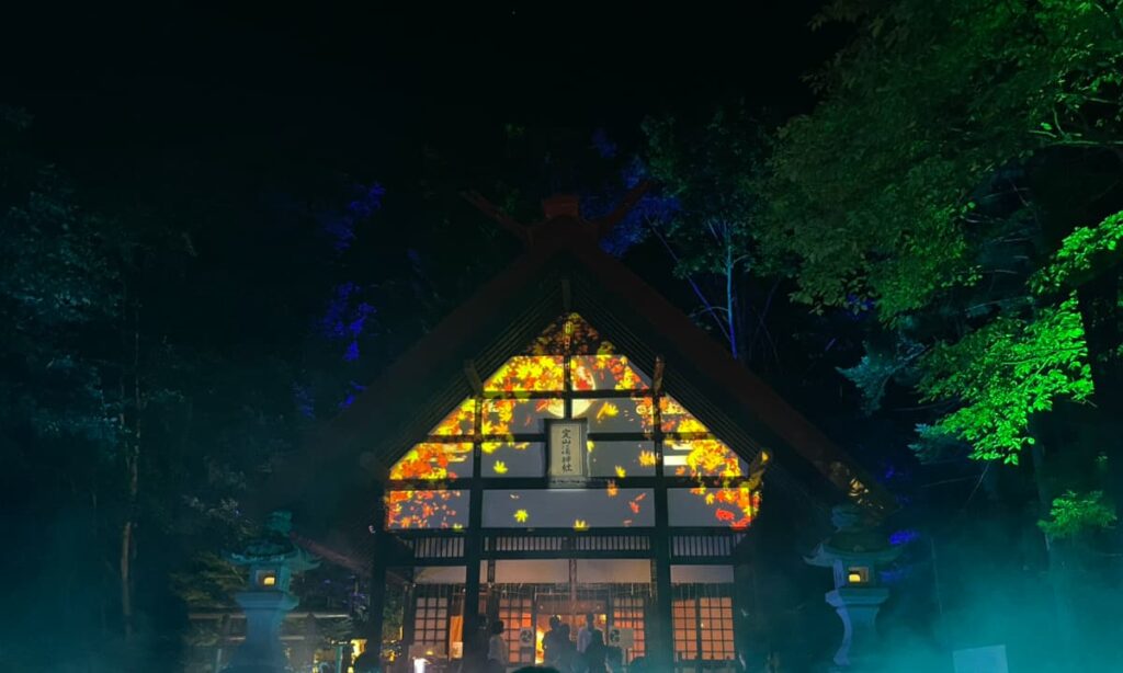 幻想的な定山渓神社