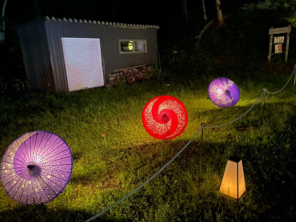 赤や紫の和傘と行灯