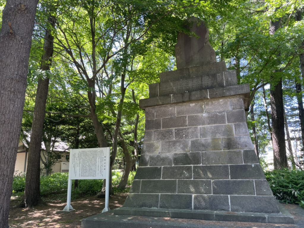 廣島神社境内にある開村記念碑