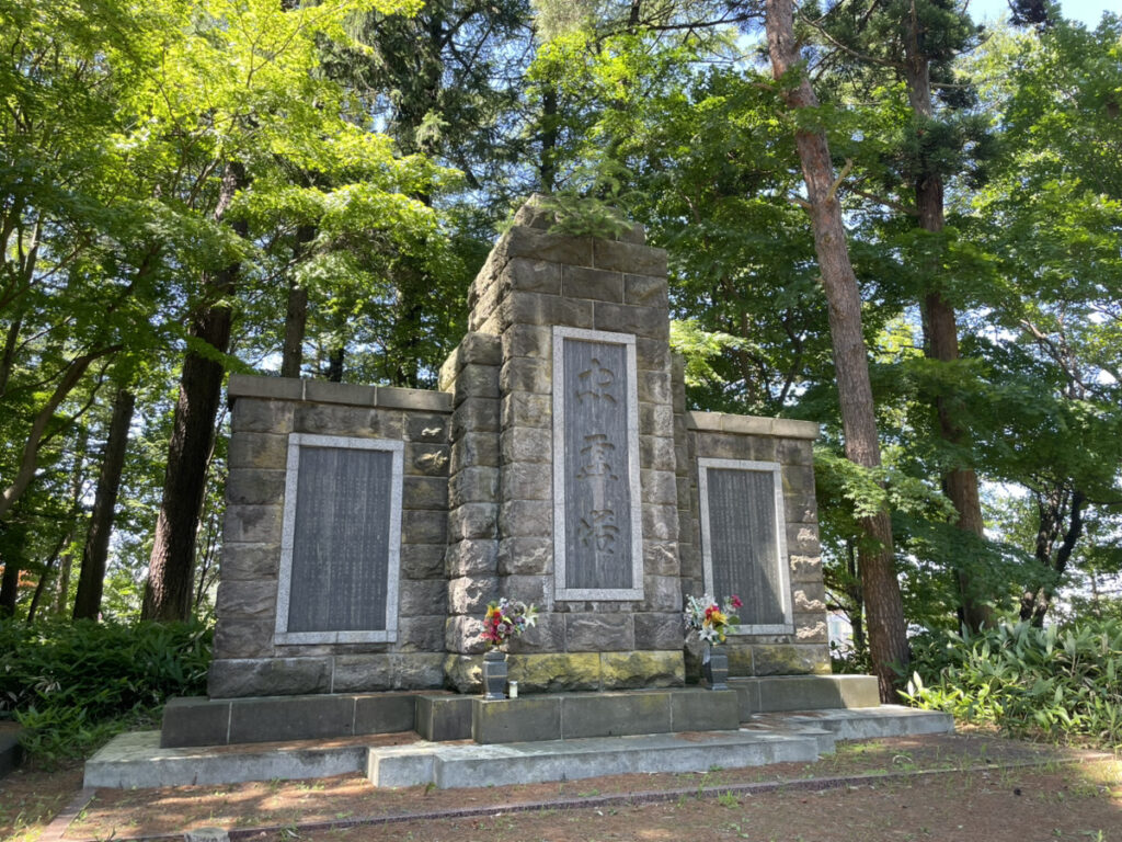 廣島神社境内にある慰霊碑