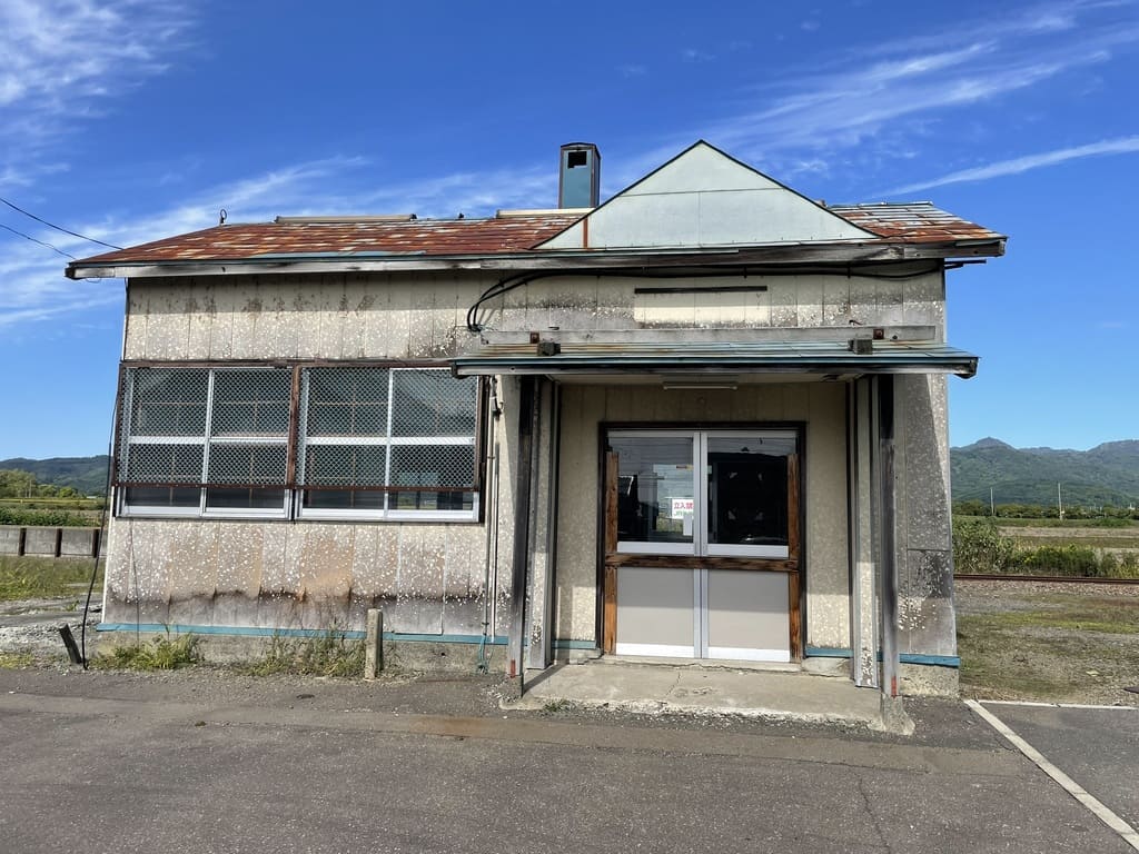北海道月形町に残る旧札比内駅の駅舎外観