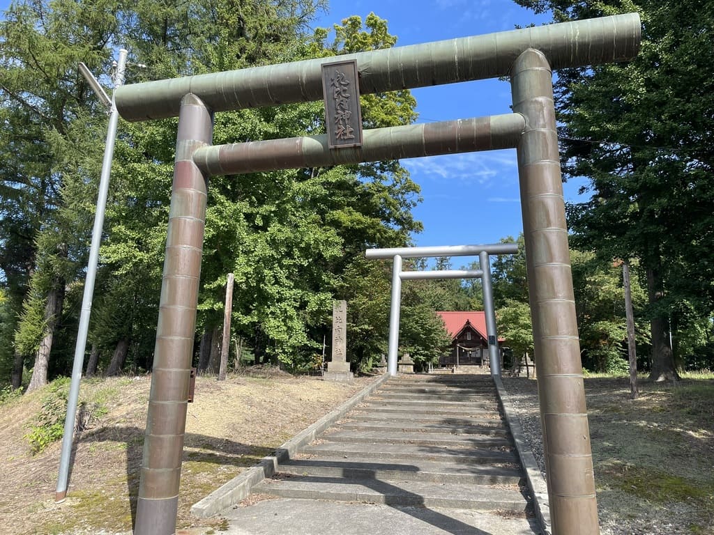 札比内神社の入口に立つ一の鳥居と奥の石段