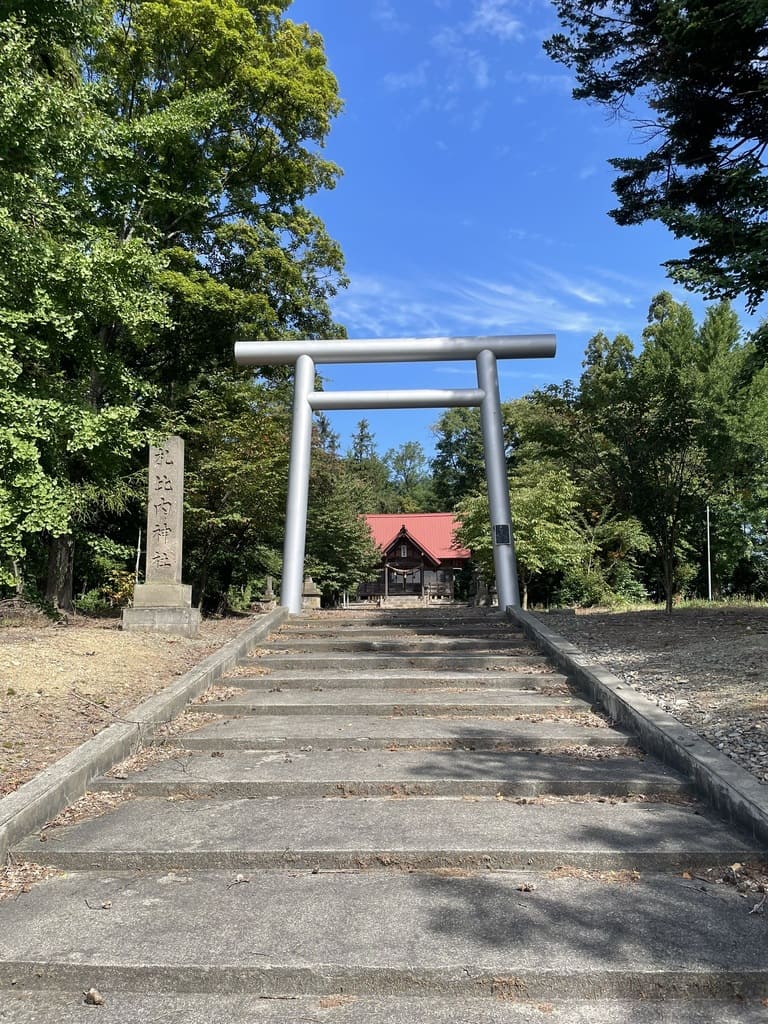 札比内神社の石段と境内へ続く鳥居