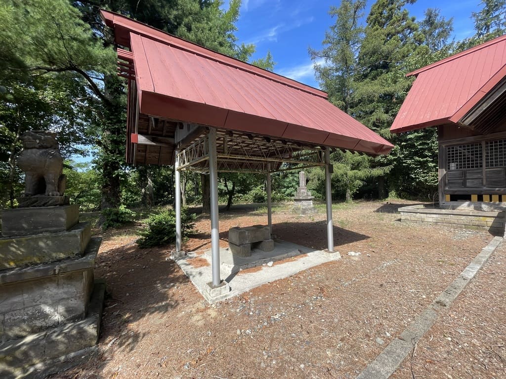 札比内神社の社殿脇にある赤い屋根の手水