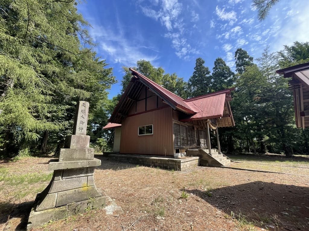札比内神社の木造社殿を側面から見た様子