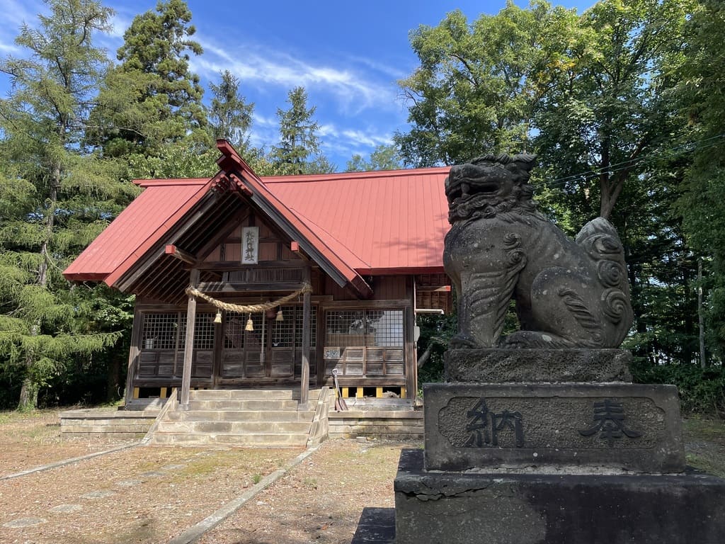 札比内神社の狛犬と背後に建つ社殿