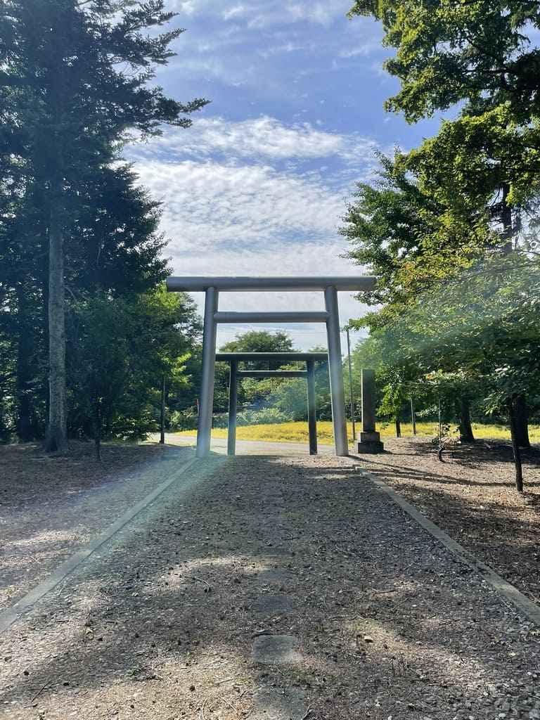 札比内神社の境内から鳥居と田園方向を見た風景