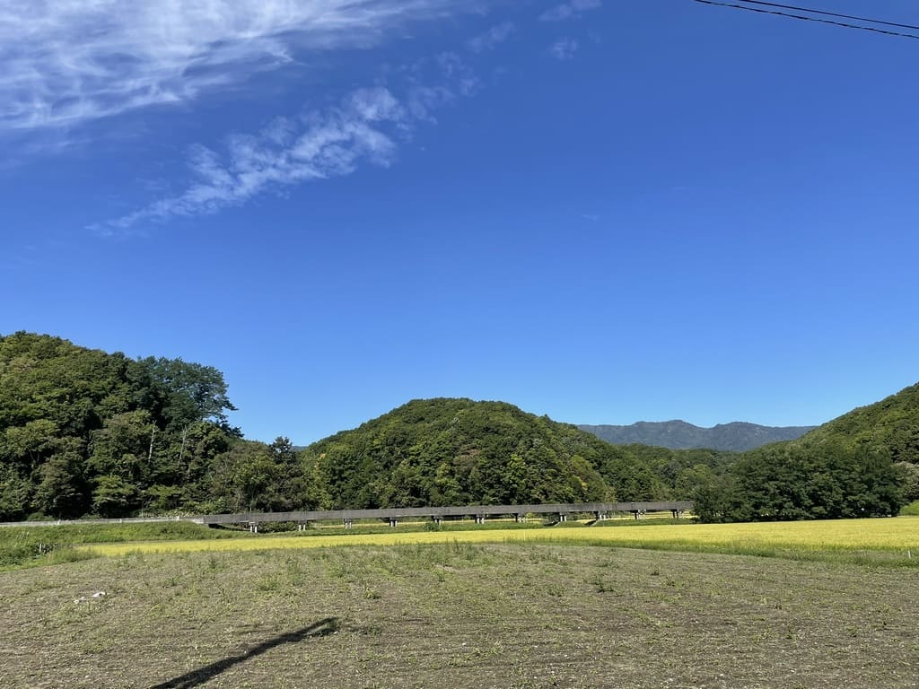 旧札比内駅周辺に広がる田園と遠くの山並み