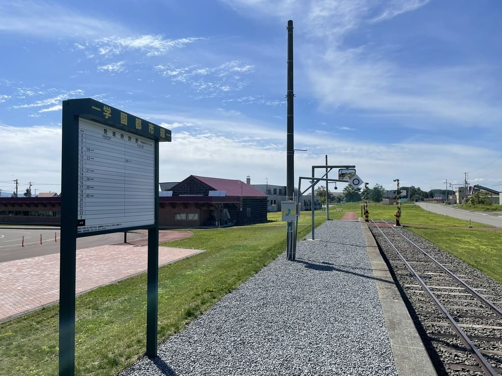 旧浦臼駅跡のホームと線路を見渡す風景