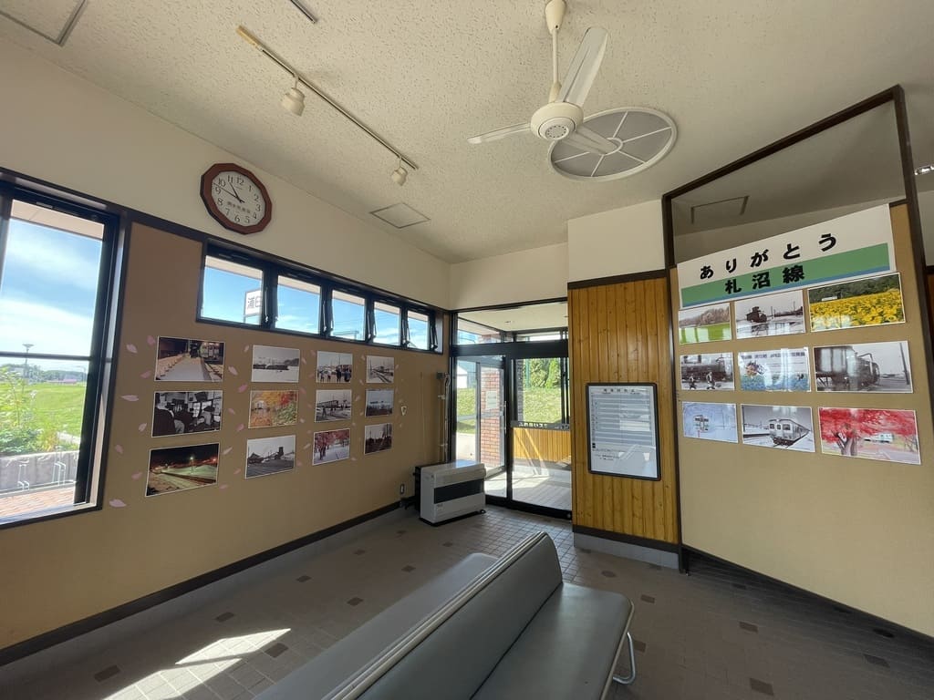 旧浦臼駅の待合空間に設けられた札沼線写真展示