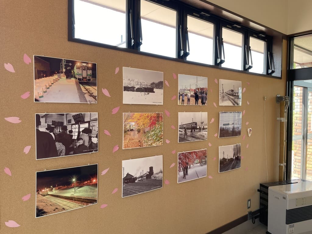 旧浦臼駅の待合室に展示された札沼線の記録写真