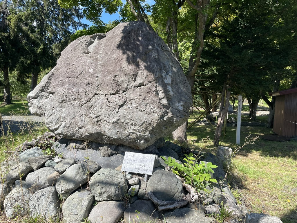 浦臼神社境内に据えられた大きな自然石