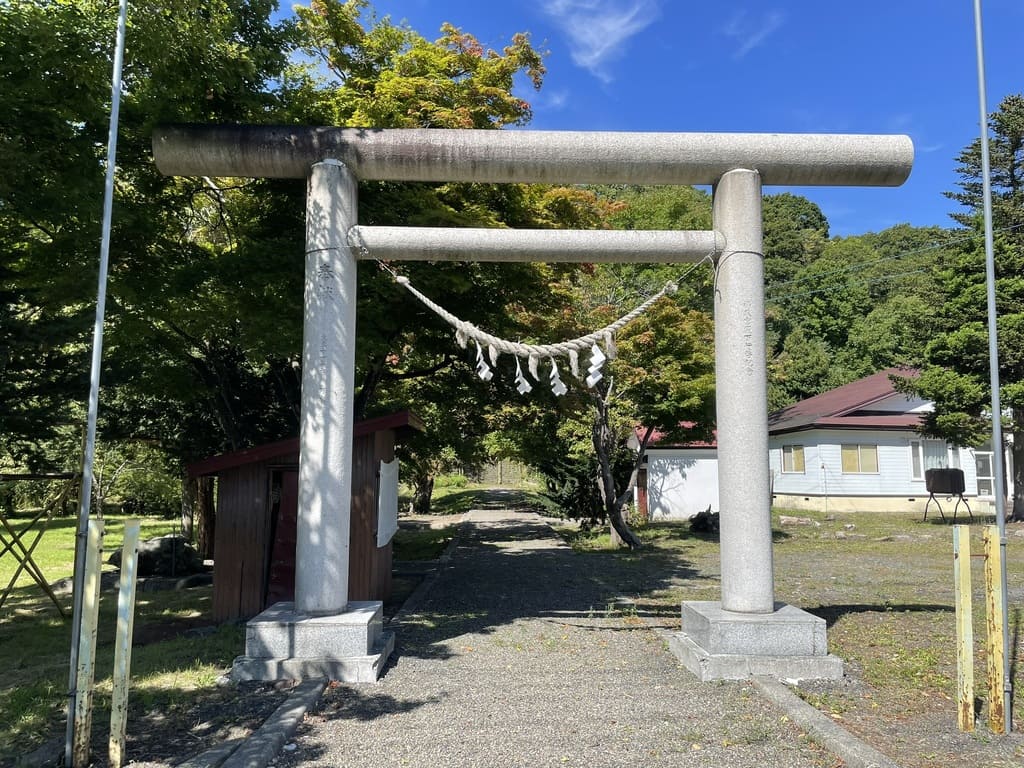 浦臼神社境内入口の石造鳥居としめ縄