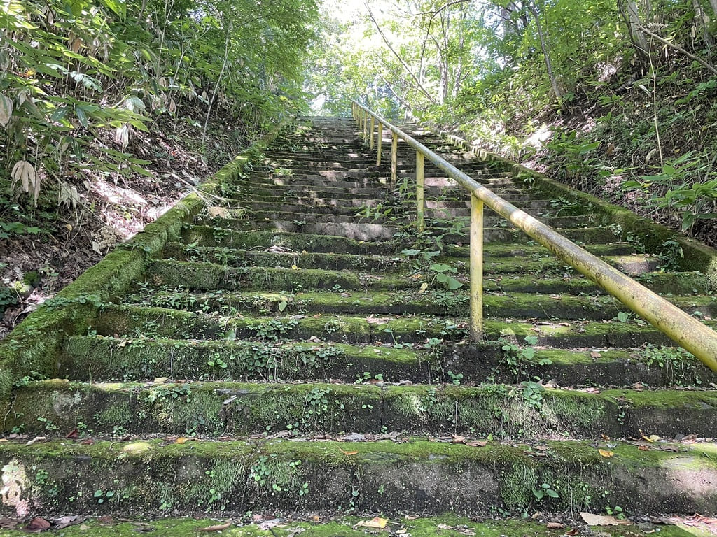 浦臼神社へ続く123段の長い石段