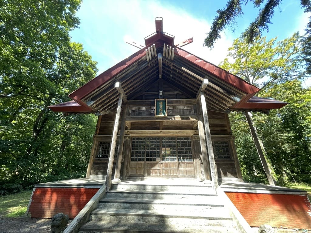 木立に囲まれた浦臼神社の社殿正面