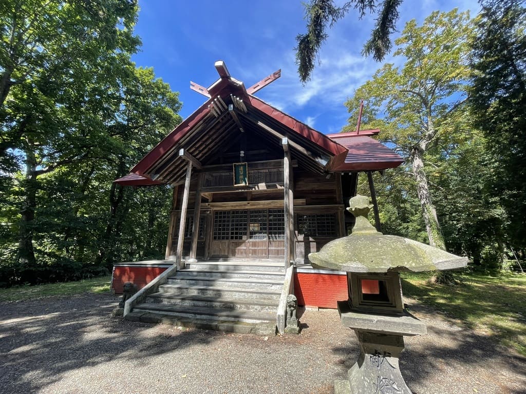 浦臼神社の社殿と手前に立つ石灯籠