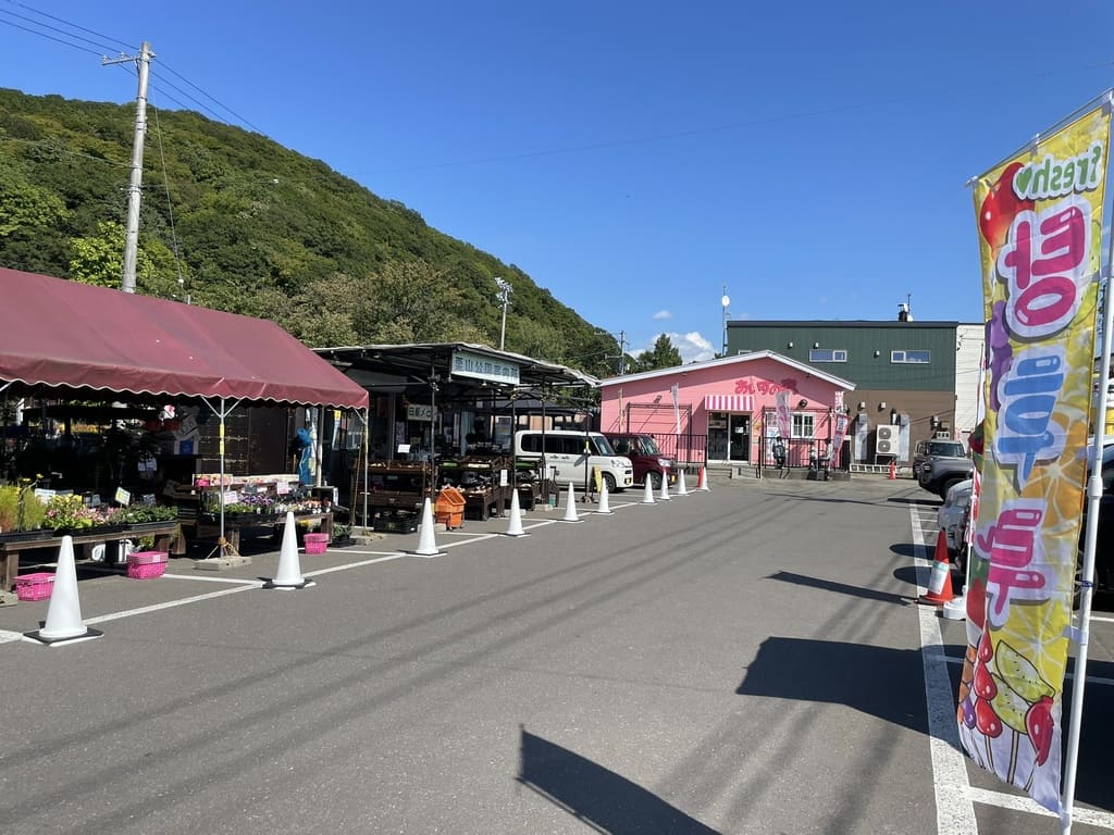 赤い屋根の建物と売店が並ぶ栗山公園の入口周辺
