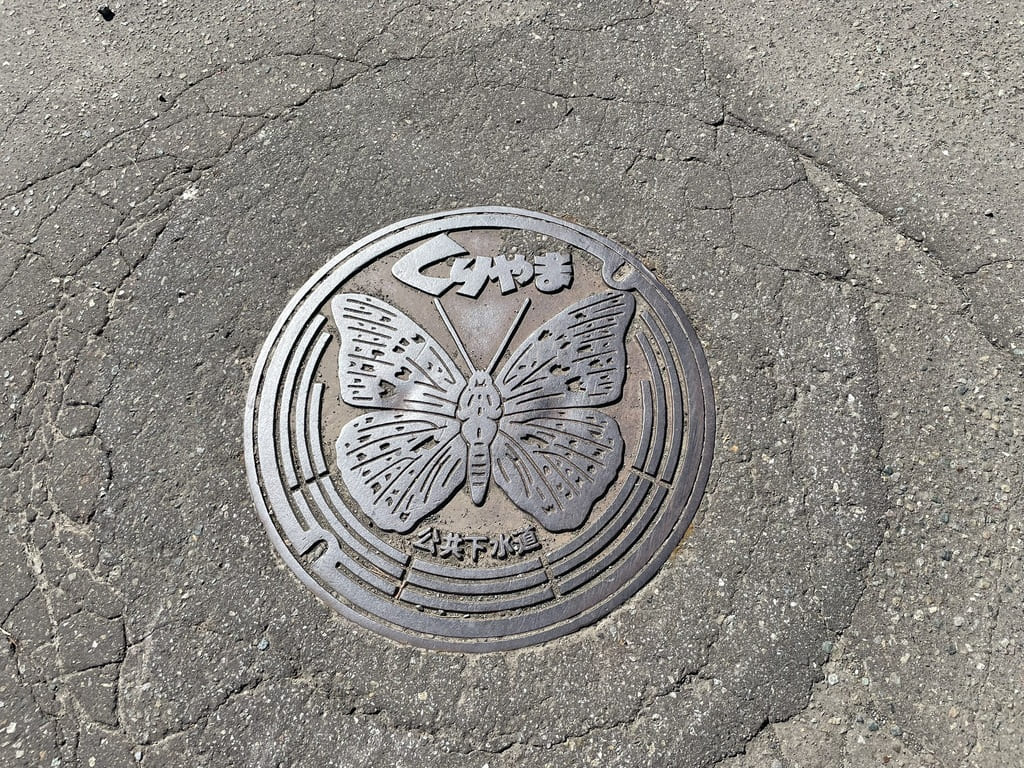 蝶と花を描いた栗山町のマンホール蓋