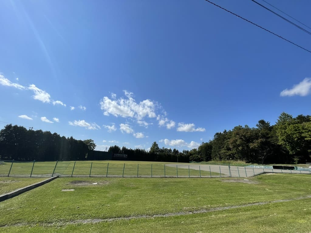 栗山公園に隣接するフェンスと芝生のある栗山町民球場